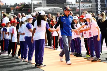 Max Verstappen onthult zijn geheim om niet naast zijn schoenen te gaan lopen: 'Dat is het belangrijkste'