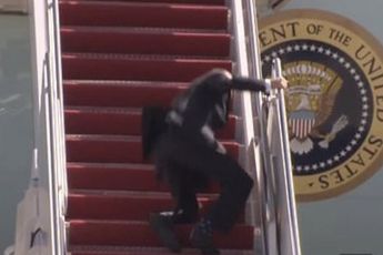 VIDEO: Gezondheidsproblemen? President Biden valt terwijl hij trap van vliegtuig op loopt