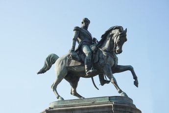 Belgische gemeente zet beeld Leopold II weer terug op zijn oude plek