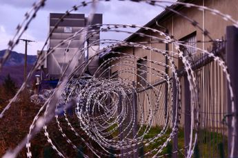 Chaos in gevangenis ter Apel: 18 uitgeprocedeerde asielzoekers in opstand
