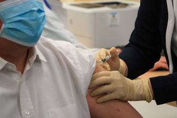 Mensen onder de 60 krijgen het AstraZeneca vaccin voorlopig niet meer toegediend