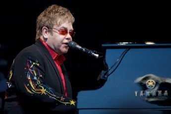 Elton John (76) met spoed opgenomen in het ziekenhuis