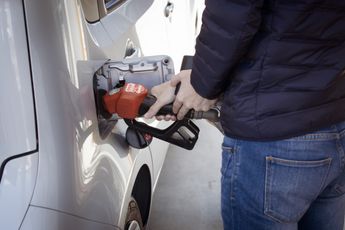 Benzineprijs stijgt weer naar ongekende hoogte: dit ga je in 2024 betalen voor een liter benzine