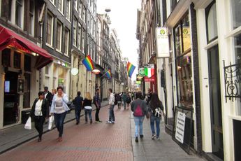 Vrouw neergestoken midden in centrum van Amsterdam