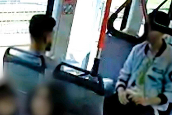 Politie is op zoek naar twee jonge verdachten die man (71) mishandelen in een tram