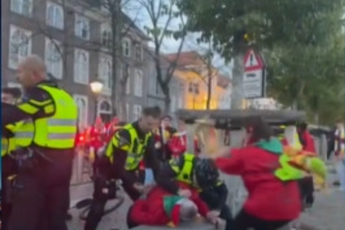 VIDEO: Carnavalsband vecht met politie, vrouw slaat met trompet op hoofd van agent
