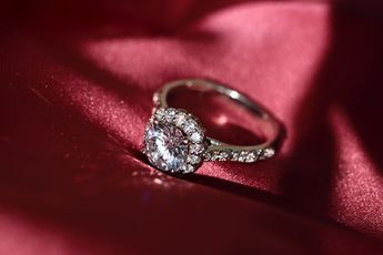 Gestolen ring ter waarde van 750.000 euro gevonden in stofzuigerzak van luxe hotel