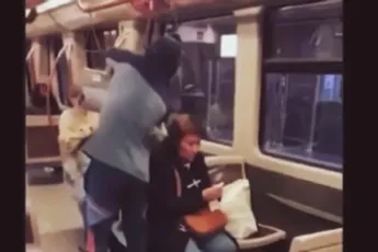 VIDEO: Belgische Youtuber denkt grappig te zijn en gooit een emmer met stront over een reiziger in de metro heen