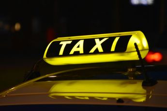 Taxichauffeur beroofd onder bedreiging vuurwapen