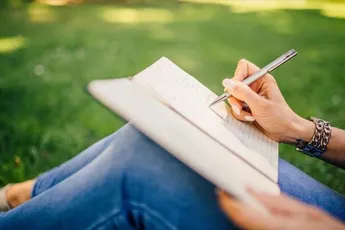 Kinderen leren beter door met de hand te schrijven