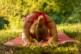 Oprichter yogaschool helpt basisschool met verlichtinglessen