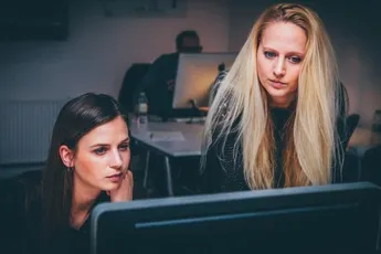 Onderzoekers: Mensen staan 's middags vaker op op kantoor