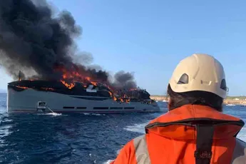 /nieuws/gigantisch-superjacht-brandt-compleet-uit-voor-de-kust-van-formentera