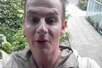 Rapper Sjors draagt een iets te strak broekje en laat zijn knakworst zien