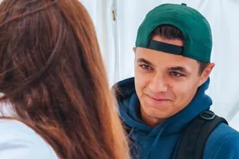 Lief! Lando Norris probeert Nederlandse dame te schaken