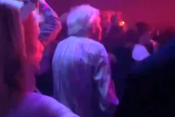 Opa knalt gezellig mee op ADE