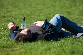 Dronken voetbalfans worden in ontnuchterteringstenten geplaatst bij WK Qatar