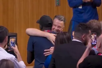Senegalese journalist groot fan van Louis van Gaal en krijgt dikke knuffel