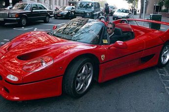 Oude Ferrari F50 van Michael Schumacher staat te koop