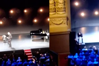 Dit gebeurt er als je tijdens een show van Hans Teeuwen naar de wc gaat