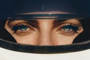 Vriendin Max Verstappen shinet op cover van Vogue
