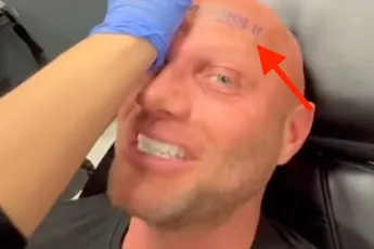 /nieuws/alex-soze-draait-door-en-laat-tattoo-op-voorhoofd-zetten