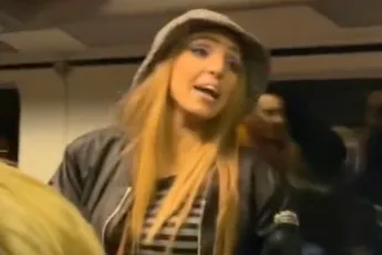 Karen in de trein wil even de aandacht