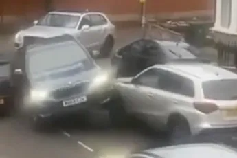 /opmerkelijk/dieven-stelen-bmw-en-bentley-autos-verliezen-flink-waarde-door-schade