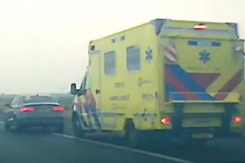 Gek in Audi probeert ambulance van de weg te drukken