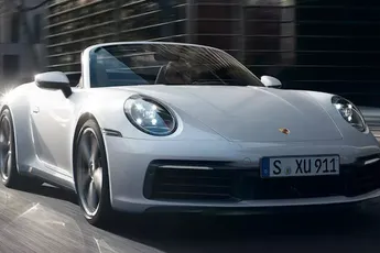 Mannen met een sportauto hebben een kleine jongeheer volgens dit onderzoek