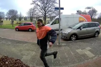 PostNL-bezorger wacht tot de deur dicht is, begint daarna met schoppen
