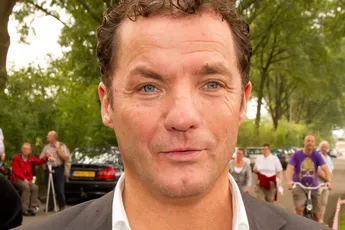 Dit absurde bedrag verdient John de Bever per maand
