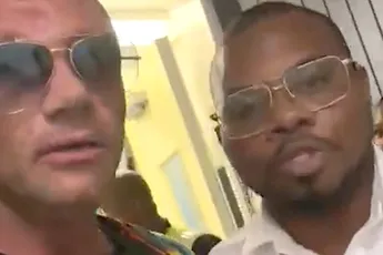 Alex Soze geweigerd op KLM-vlucht, 13-jarige dochter tijdelijk vermist