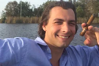 Thierry Baudet aangevallen met fles, moet worden afgevoerd naar het ziekenhuis