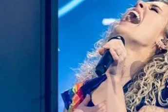 /show-tel/optreden-k3-gaat-gruwelijk-mis-zangeres-julia-valt-op-haar-hoofd