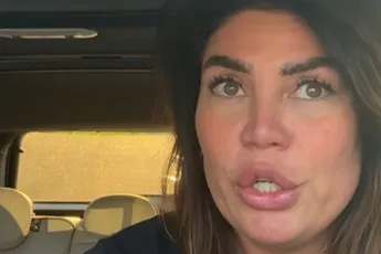 /show-tel/voetbalvrouw-melisa-schaufeli-woedend-over-haar-lekkende-borstimplantaten