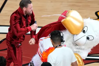 Totaaldebiel Conor McGregor slaat weer iemand het ziekenhuis in