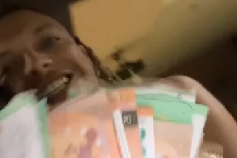 Ronnie Flex doet iets te stoer met zijn Rolex en flappen poen