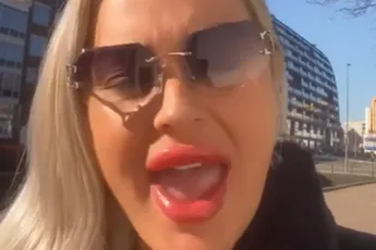 TikTok-Tokkie beukt serveerster omver op livestream