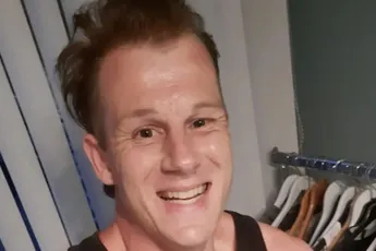 Rapper Sjors duwt zijn camera in zijn achterwerk (video)