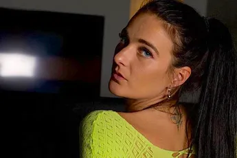 Nicol Kremers gaat stapje verder en verkoopt eigen poes op Kamasutrabeurs