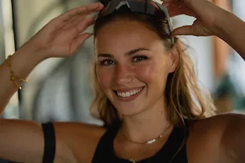 Puck Moonen laat temperatuur wereldwijd stijgen met stomende vakantievideo