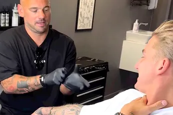 Mart Hoogkamer flink toegetakeld door Wesley Sneijder: 'Buk maar voorover'