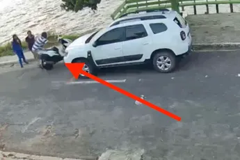 Man probeert hulpeloze meisjes te redden, gaat er met hun scooter vandoor