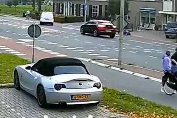 Wielrenner denkt gauw te kunnen oversteken (spoiler: hij redt het niet)