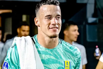 /sport/keeper-rkc-blijft-roerloos-liggen-na-knockout-van-ajax-speler-beelden
