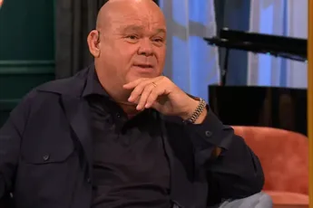 /show-tel/paul-de-leeuw-maakt-misselijke-grap-over-thijs-romer-in-hotel-hollandia