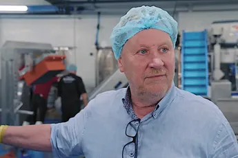 Mensen kijken massaal naar De Augurkenkoning Oos Kesbeke