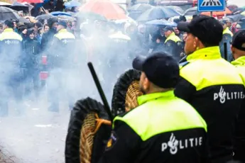 /show-tel/video-kick-out-zwarte-piet-demonstranten-bekogeld-met-vuurwerk-en-eieren