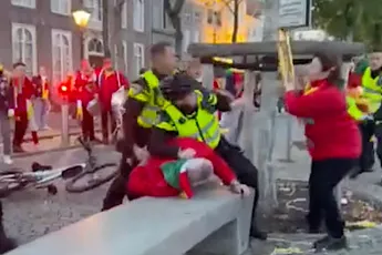Oeteldonkse dame is kwaad en mishandelt agent met trompet (beelden)